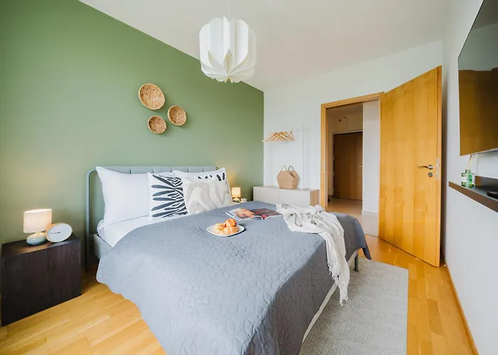Days - Family Friendly One-bedroom With Balcony, Tv & Netflix In Holesovice Прага