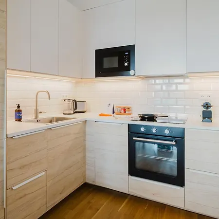 Days - Family Friendly One-bedroom With Balcony, Tv & Netflix In Holesovice 아파트