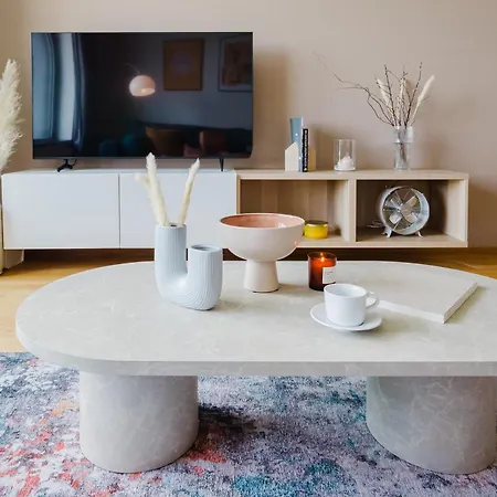 Days - Family Friendly One-bedroom With Balcony, Tv & Netflix In Holesovice Prag