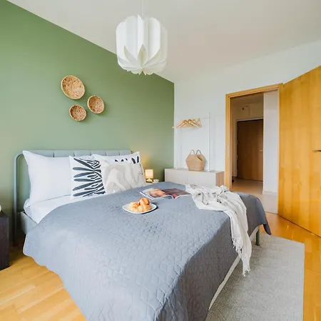 Days - Family Friendly One-bedroom With Balcony & Tv In Holesovice 布拉格