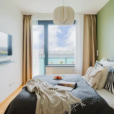 Days - Family Friendly One-bedroom With Balcony, Tv & Netflix In Holesovice Daire *