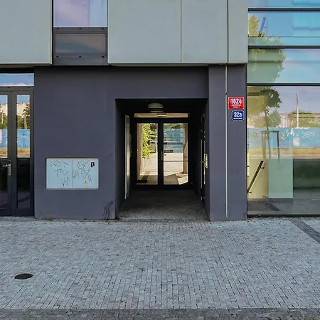 Daire Days - Family Friendly One-bedroom With Balcony, Tv & Netflix In Holesovice