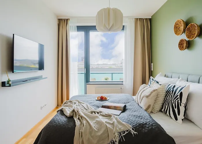 Days - Family Friendly One-bedroom With Balcony, Tv & Netflix In Holesovice شقة *