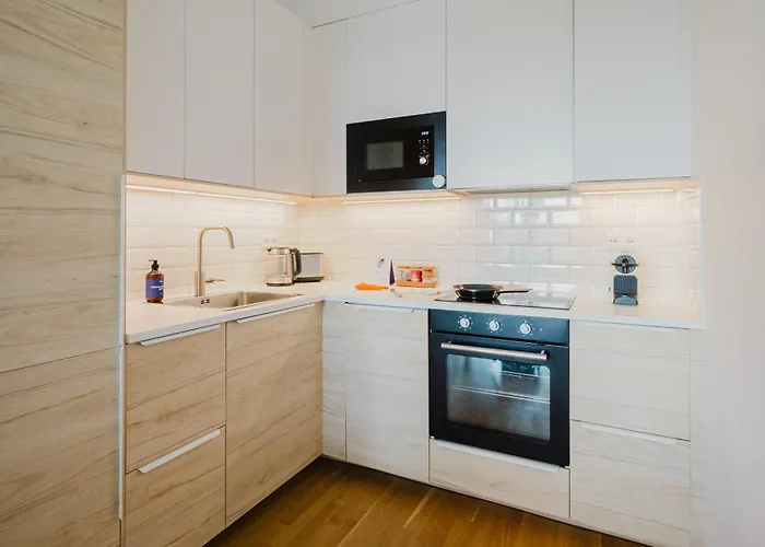 Days - Family Friendly One-bedroom With Balcony, Tv & Netflix In Holesovice شقة