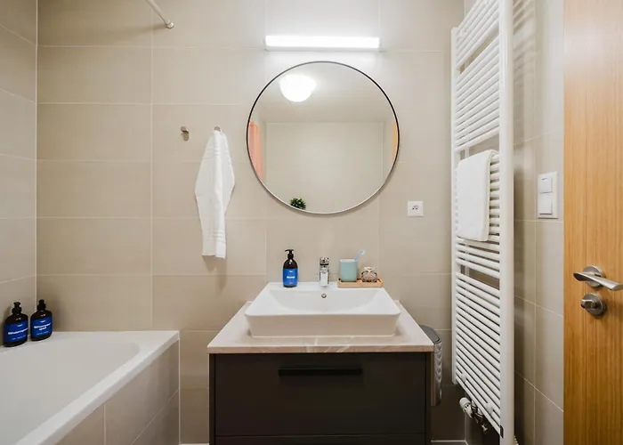 Days - Family Friendly One-bedroom With Balcony, Tv & Netflix In Holesovice شقة براغ