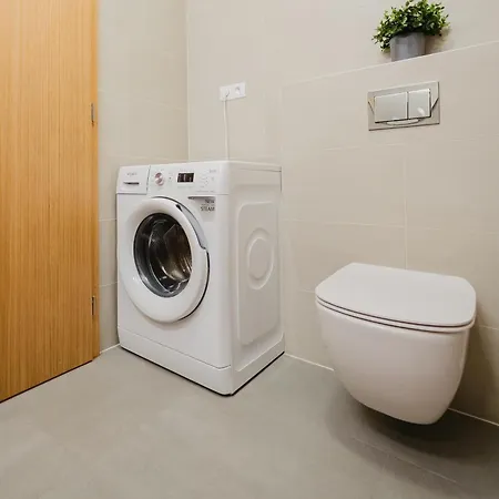 Days - Family Friendly One-bedroom With Balcony, Tv & Netflix In Holesovice * פראג