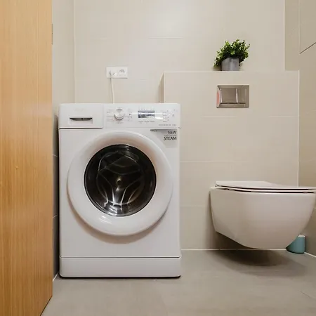 Days - Family Friendly One-bedroom With Balcony, Tv & Netflix In Holesovice דירה