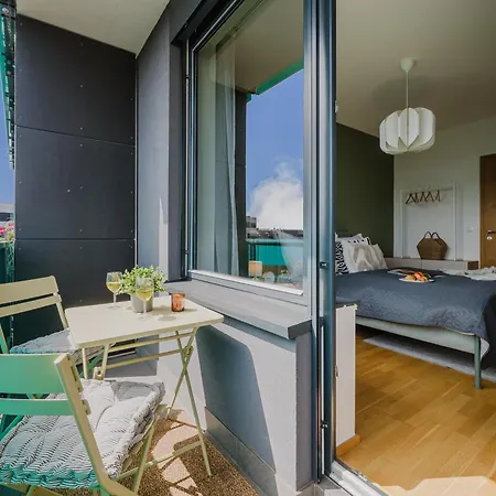 Apartamento Days - Family Friendly One-bedroom With Balcony, Tv & Netflix In Holesovice