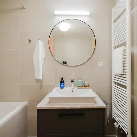 Days - Family Friendly One-bedroom With Balcony, Tv & Netflix In Holesovice Apartamento Praga